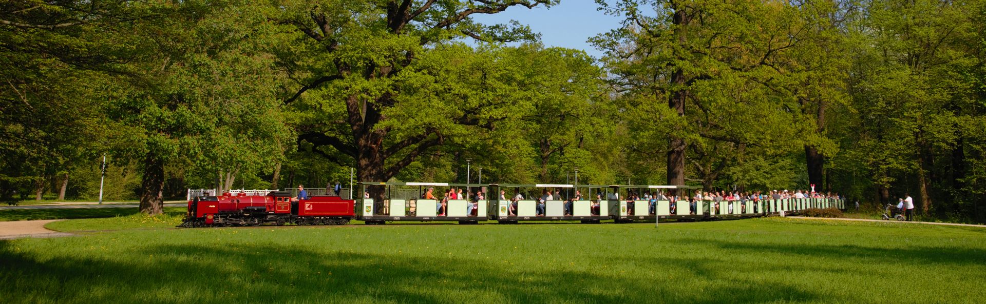 Zu den fünf sächsischen Parkbahnen zählt die Dresdner Parkeisenbahn durch den Großen Garten